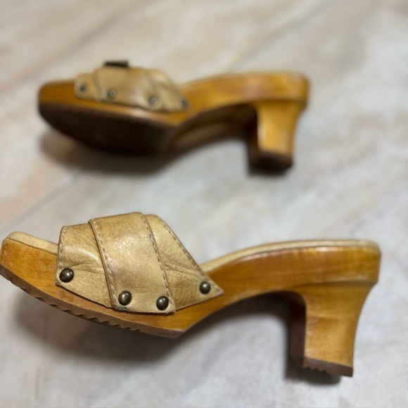 FRYE SAVANNAH BUCKLE TAN LEATHER SLIDE (7M) - Picture 3 of 6